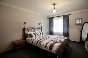 3 habitaciones, tabla de planchar con plancha y ropa de cama