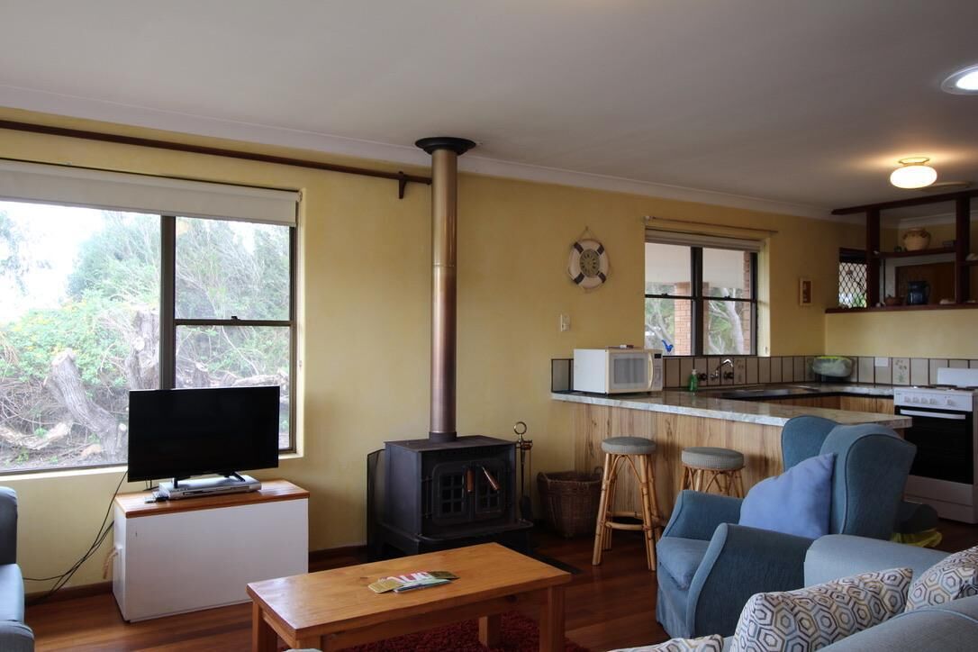 Jen’s Beach House - Jens Beach House - a short walk to the ocean — image 9