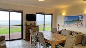 Dining - Augusta Beachfront Holiday Home - watch the whales go past or over the road for a swim - Augusta Beachfront Holiday Home (Augusta)