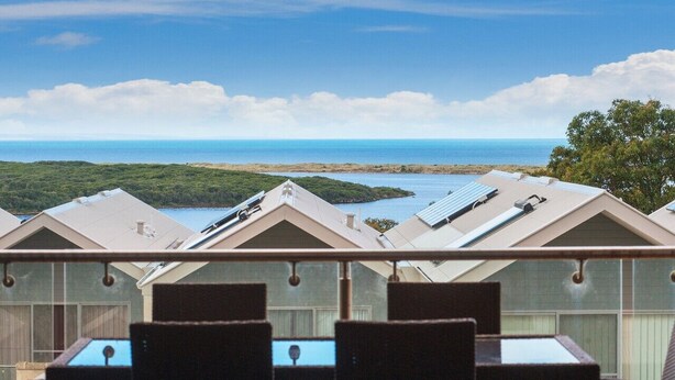 A balcony with a view of the ocean and a distant island. - Seine Bay Apartment (1 bedroom) modern accommodation in the townsite - Seine Bay Apartment (1 bedroom) (Augusta)