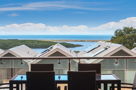 Outdoor dining. Seine Bay Apartment (1 bedroom) modern accommodation in the townsite - Seine Bay Apartment (1 bedroom)
