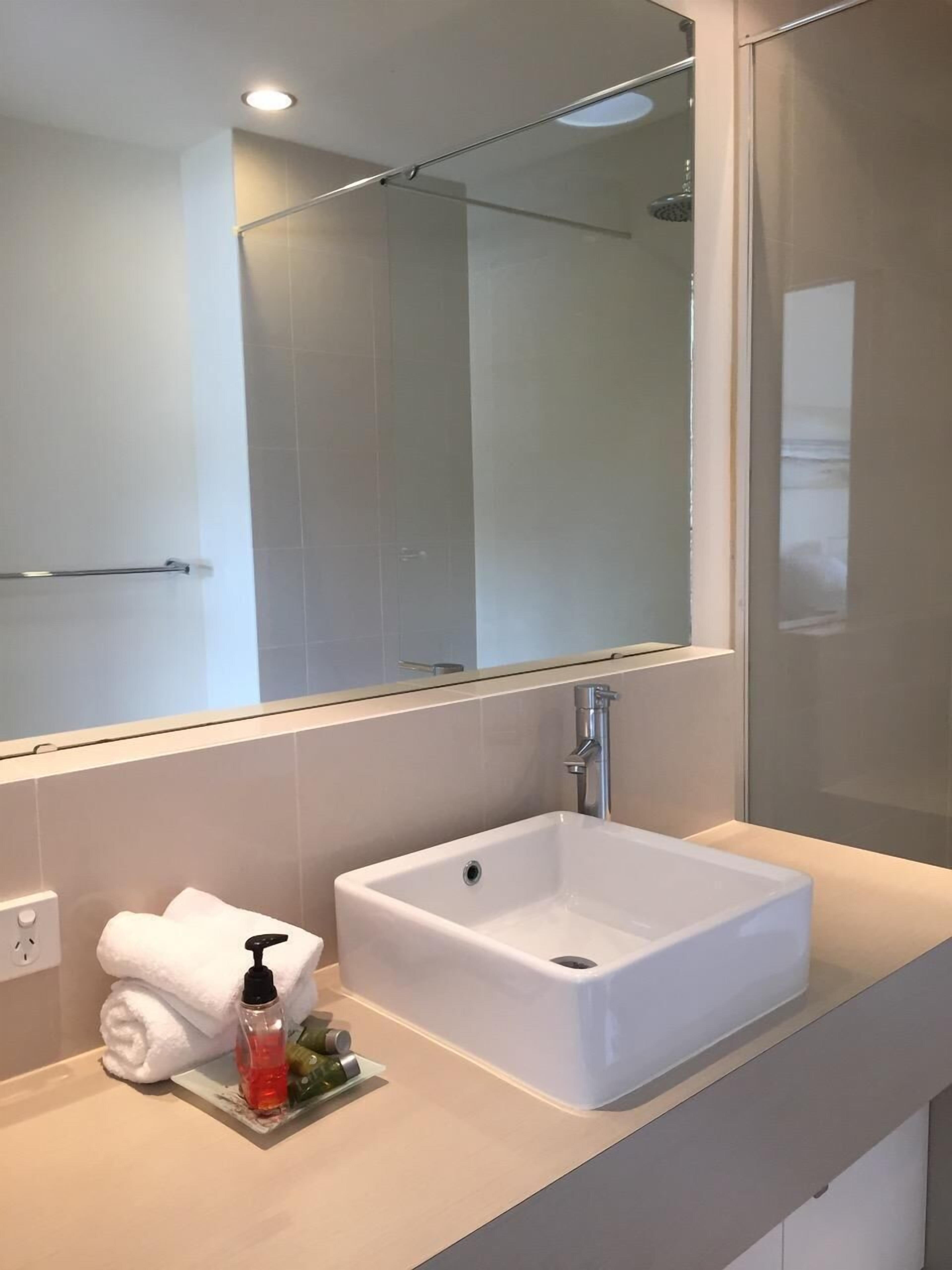 Seine Bay Apartment (2 Bedrooms) modern accommodation in the townsite - Seine Bay Apartment (2 Bedrooms) — image 12