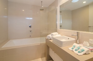 Shower, eco-friendly toiletries - Seine Bay Apartment (2 Bedrooms) modern accommodation in the townsite - Seine Bay Apartment (2 Bedrooms) (Augusta)