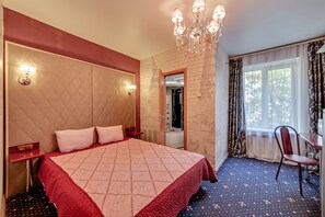 Quarto casal com design assinado | Escrivaninha, espaço de trabalho para notebook