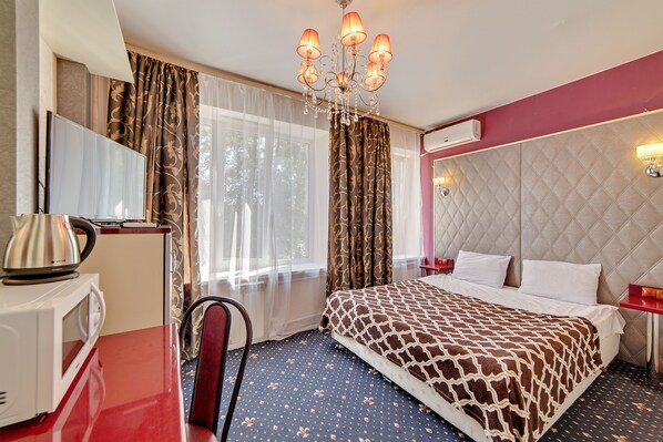 Quarto casal com design assinado | Escrivaninha, espaço de trabalho para notebook