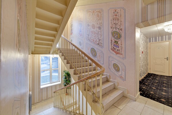 Staircase - Moscow Avtozavodskaya Apartments (Moscow)