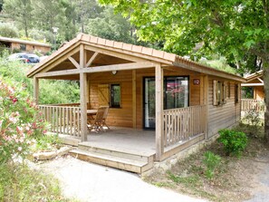 A wooden cabin with a covered porch, a dining table, and chairs. - Beautiful private villa for 6 guests with A/C, pool, WIFI, TV, terrace and pets allowed (Solliès-toucas)