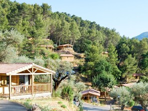 Una propietat a la vella amb diverses cabanes de fusta, cadascuna amb un balcó i teulada d'àmples rajoles.
