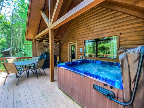 Hot tub, Log Fireplace, Large Fire pit, large decks. 