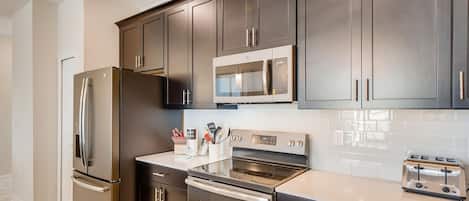 Geladeira, micro-ondas, fogão, cooktop