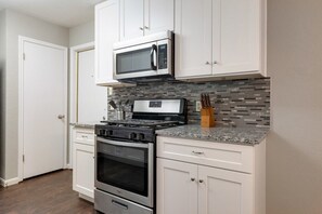 Frigorífico, microondas, horno y placa de cocina