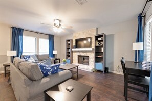 Een televisie en speelgoed