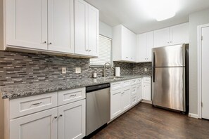 冷蔵庫、電子レンジ、オーブン、コンロ