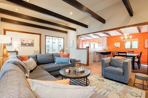 Een televisie, een open haard en een printer