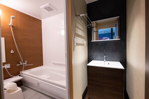 Habitación básica, no fumadores (Twin) | Baño | Bañera y ducha independientes y artículos de higiene personal gratuitos