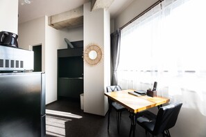 1 غرفة نوم ومكتب وستائر تعتيم وواي فاي مجانًا