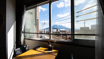 ์คํ ๋ค๋ ์ํํธ (Sakurajima View) | 1 ๊ฐ์ ์นจ์ค, ์ฑ
์, ์๋ง ์ปคํผ, ๋ฌด๋ฃ WiFi