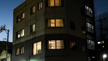 住宿正面 - 傍晚/夜晚