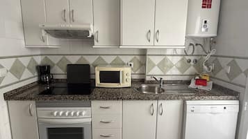 Refrigerador, microondas, horno y cafetera y tetera