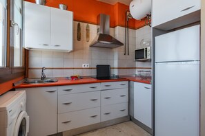Refrigerador, microondas, horno y cafetera y tetera 