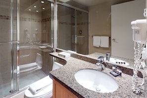 Appart'hôtel | Salle de bain | Ensemble douche/baignoire, articles de toilette gratuits