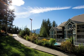 Exterior - Woodrun Lodge by Whistler Premier (Whistler)