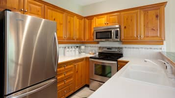 Condo, 1 Bedroom (29) | Private kitchen | Full-sized fridge, microwave, oven, dishwasher