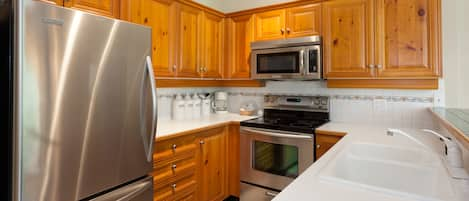 Condo, 1 Bedroom (29) | Private kitchen | Full-size fridge, microwave, oven, dishwasher