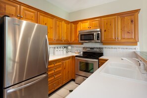 Refrigerador con freezer, microondas, horno, lavavajillas