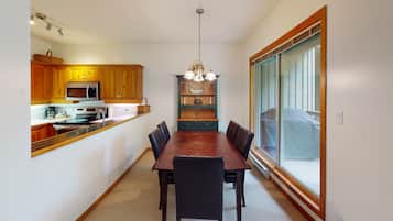Condo, 2 Bedrooms (03) | In-room dining
