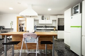 Fridge, microwave, oven, stovetop - Villa with all amenities (Linares, Jaen)