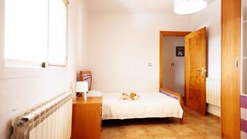 3 dormitoris, escriptori i planxa i posts de planxar