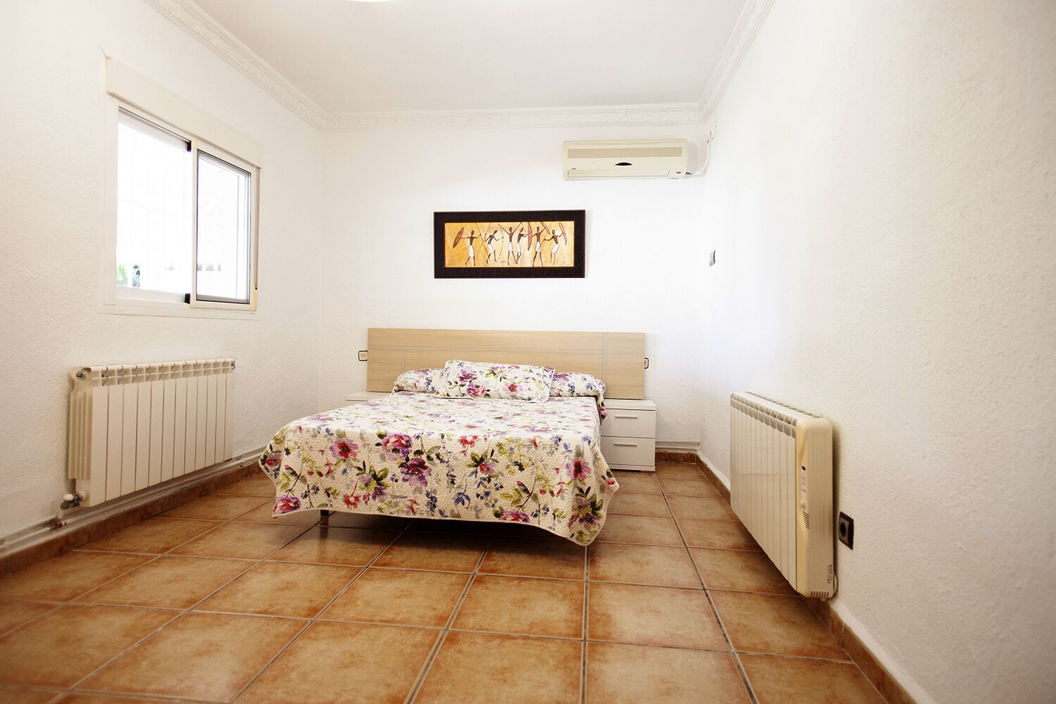 3 slaapkamers, een bureau, een strijkplank/strijkijzer, reisbedje