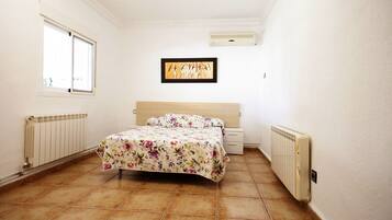 3 slaapkamers, een bureau, een strijkplank/strijkijzer, reisbedje