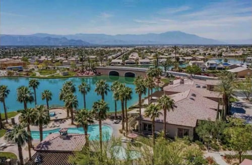  Desert Oasis  salt water pool sleeps 11 in Terra Lago Near Coachella Festival 
