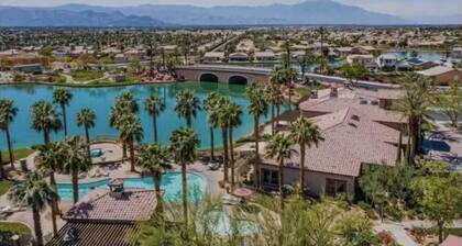 Desert Oasis salt water pool sleeps 11 in Terra Lago Near Coachella Festival