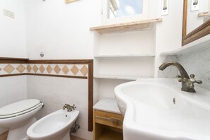 Shower, bidet, towels - M166 - Marcelli, three-room apartment with air conditioning 50 m from the sea (Marcelli)