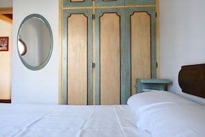 3 bedrooms, bed sheets - M166 - Marcelli, three-room apartment with air conditioning 50 m from the sea (Marcelli)