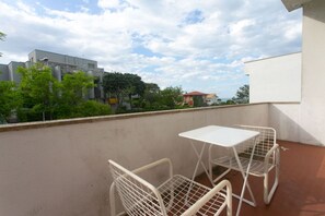 Outdoor dining - M166 - Marcelli, three-room apartment with air conditioning 50 m from the sea (Marcelli)