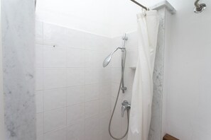Shower, bidet, towels - M166 - Marcelli, three-room apartment with air conditioning 50 m from the sea (Marcelli)