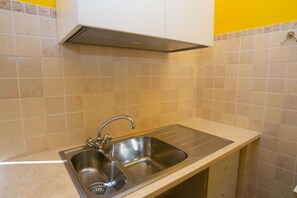 Een koelkast, een oven