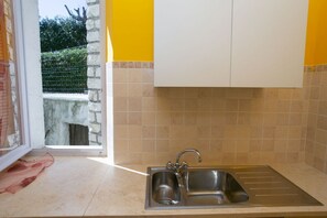 Een koelkast, een oven