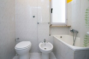 Bidet, towels - M081 - Marcelli, three-room apartment with garden at Residence MareVerde (Marcelli)