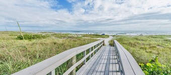 ** Lyst og NYTT! På stranda! - A Must See 3 Bed with Great Views **