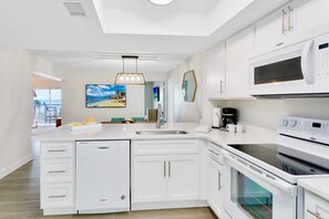 Een koelkast, een microgolfoven, een oven, een kookplaat