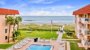 Un hôtel doté d’une piscine, d’un espace extérieur aménagé et offrant une vue sur la plage.