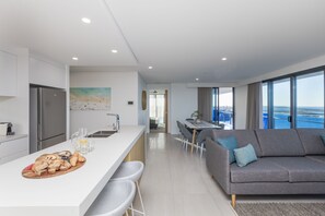 Panorama 3 Bedroom - Free Parking | Living room