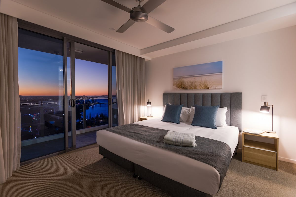 2 Bedroom Deluxe - Free Parking | Phòng cách âm, bàn ủi/dụng cụ ủi quần áo 