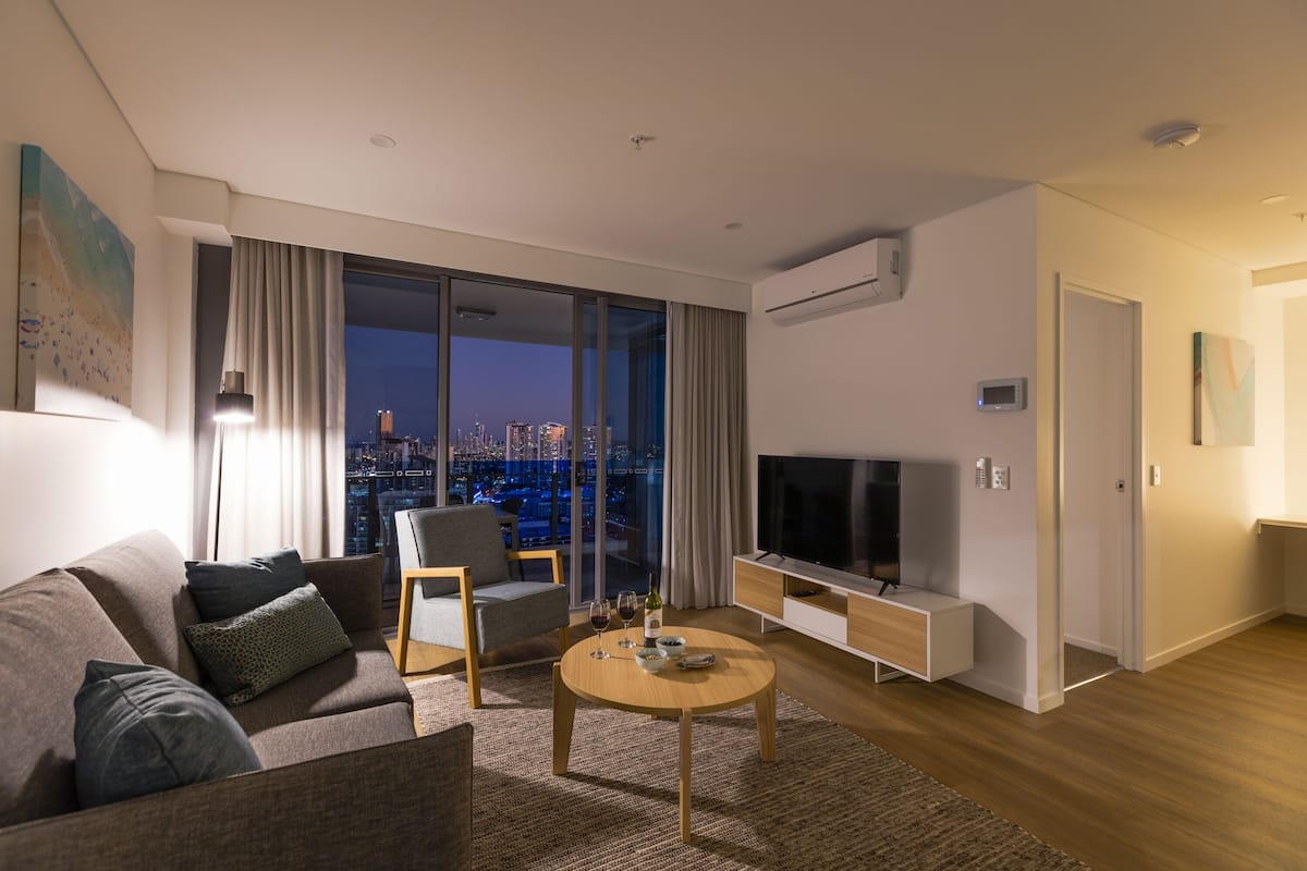 Superior 1 Bedroom - Free Parking | Soggiorno | TV a schermo piatto 35 pollici con canali digitali, TV