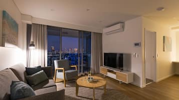 Superior 1 Bedroom - Free Parking | Stue | 35-tommers fladskærms-tv med digitale kanaler, tv